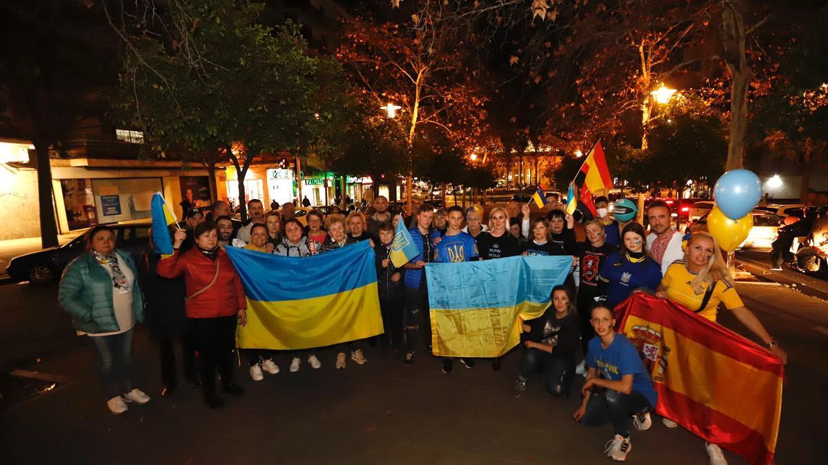 Ucranianos residentes en Córdoba antes de acudir al partido de baloncesto a animar a su país.