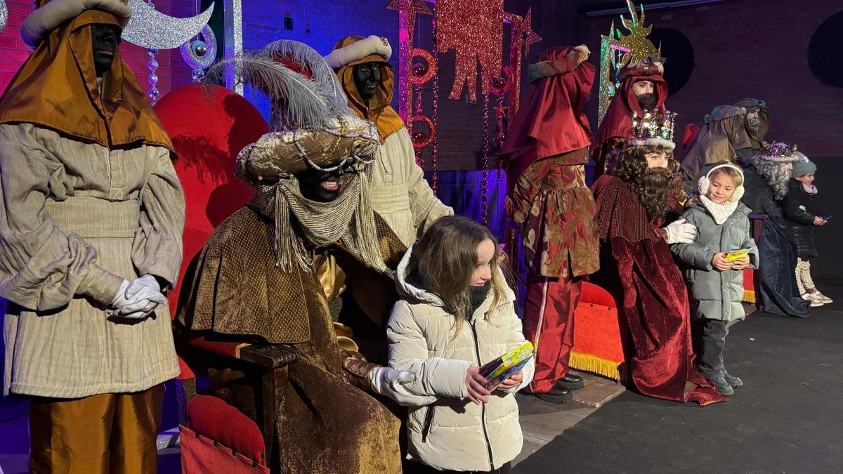 Ses Majestats rebent els infants al pavelló de Puig-reig