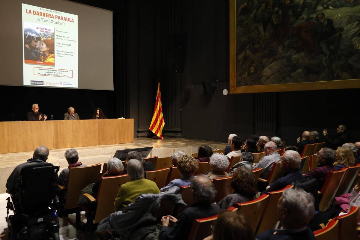 Girona. Auditori Irla. Presentacio de la novel·la "La darrera paraula" de Toni Strubell.