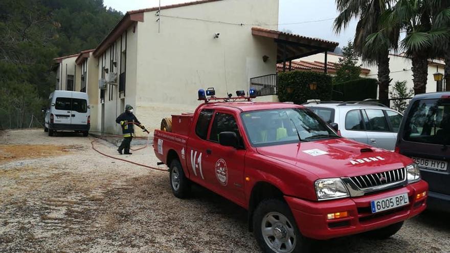 Una furgoneta de Adene y voluntarios de la asocación, durante las labores de limpieza