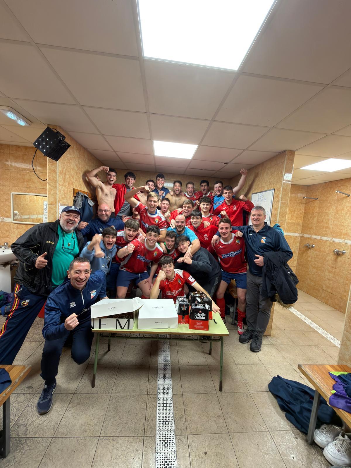 Futbolistas y equipo técnico del Narcea celebrando la victoria del pasado fin de semana en el vestuario.
