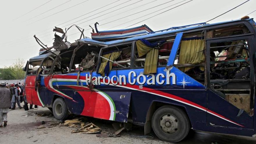 Autobús que ha sufrido un atentado con bomba en Peshawar.
