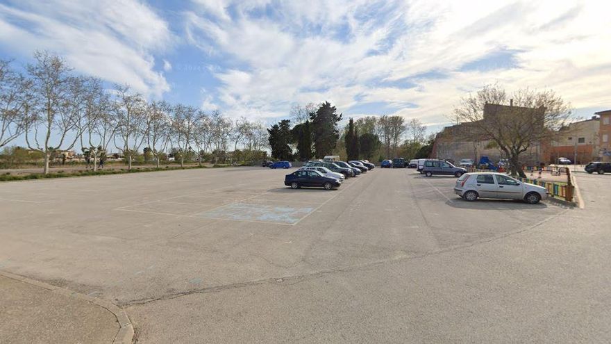 Sant Pere Pescador canvia de lloc l&#039;aparcament del mercat setmanal per intentar reduir el negoci del top manta