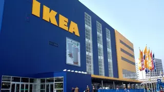 Adiós a perder espacio con la sombrilla: el invento de Ikea que tapa el sol y refresca