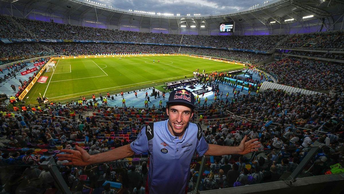 Àlex Márquez (Ducati Gresini), ayer, en el estadio de Santiago del Estero (Argentina) viendo a Leo Messi.