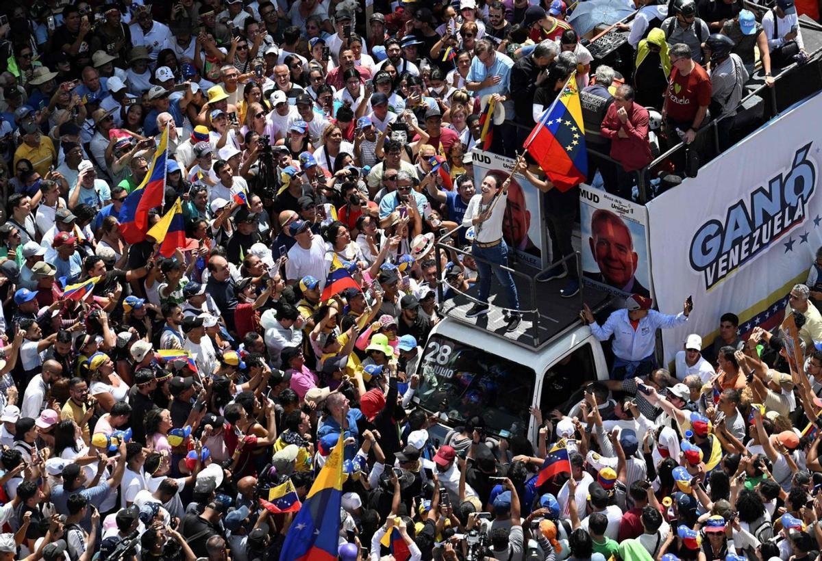 L’oposició a Maduro agita el carreri reivindica el seu triomf electoral L’oposició a Maduro agita el carreri reivindica el seu triomf electoral