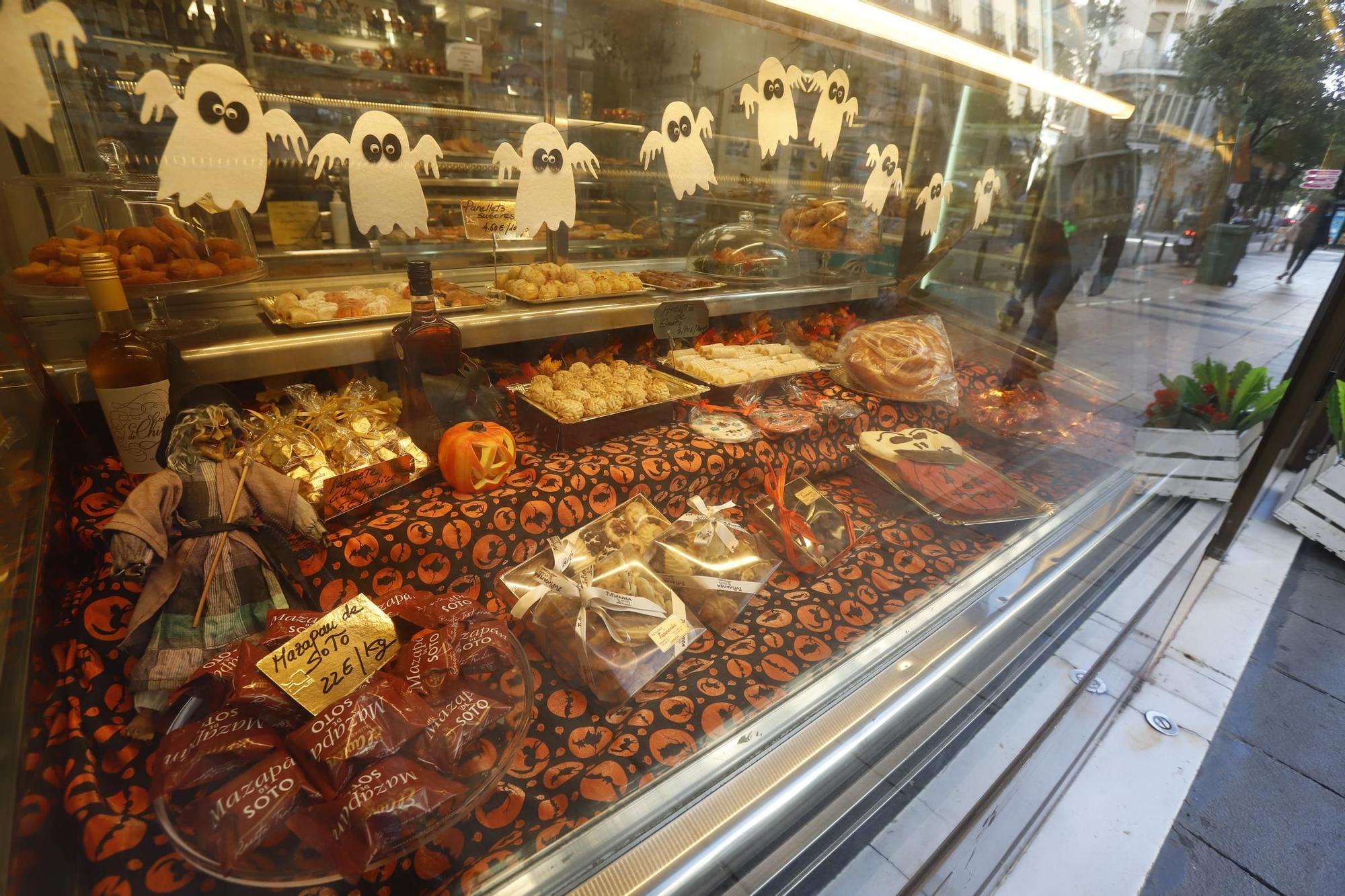 En imágenes | Los escaparates de Zaragoza se visten de Halloween