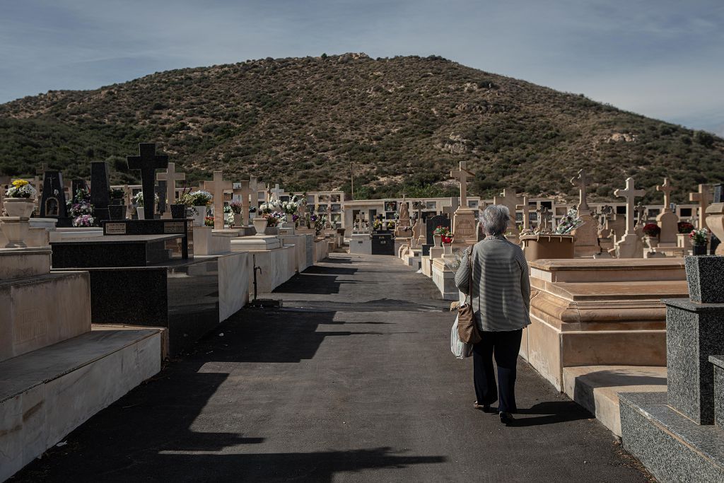 Víspera del día de Todos los Santos en el cementerio de Los Remedios de Cartagena