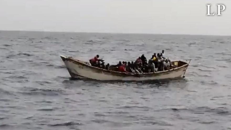 Rescatados 61 subsaharianos que navegaban en un cayuco al sur de Canarias