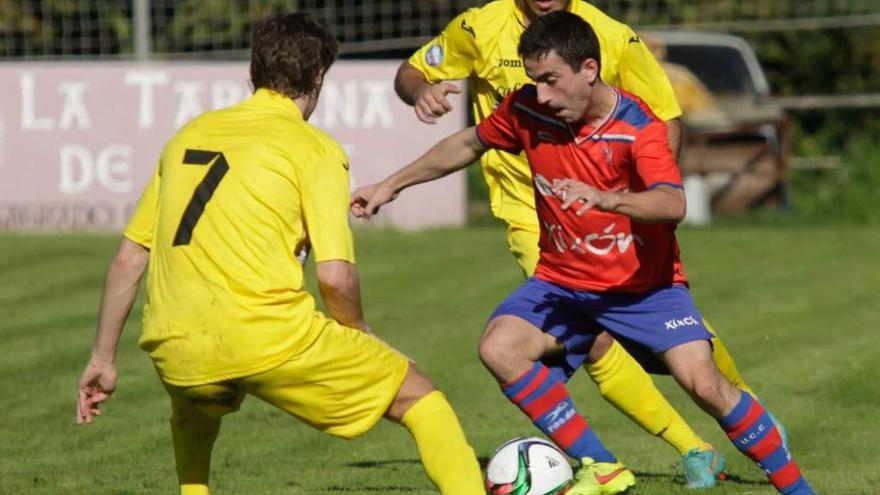 Natan intenta escaparse de dos rivales en el duelo ante el Praviano.