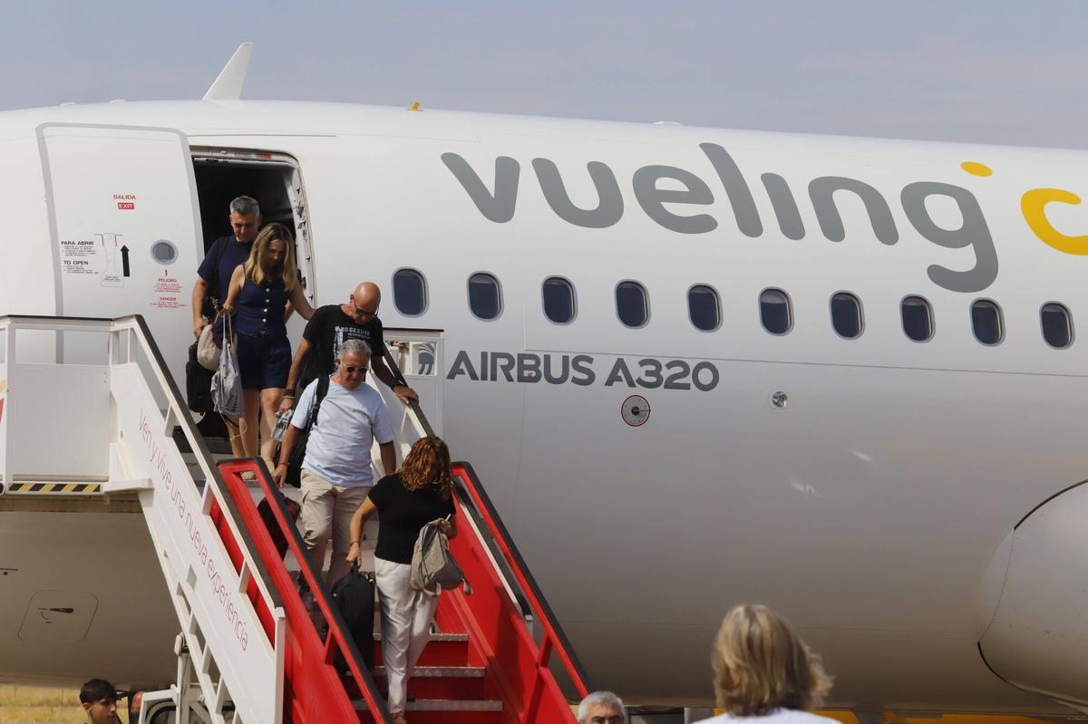 Pasajeros bajan de un vuelo de Vueling en el aeropuerto de Córdoba.