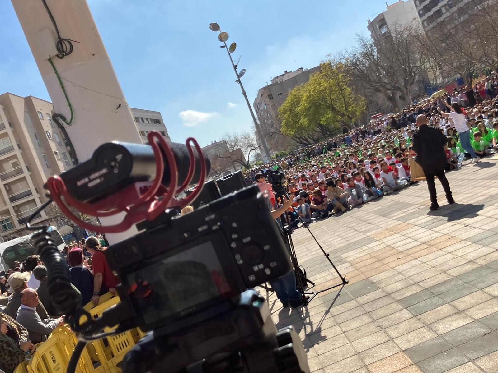 Imágenes de la mascletà ecológica con escolares en el parque de l'Estació de Oliva