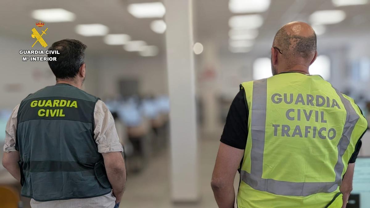Agentes de la Guardia Civil vigilando en un examen.
