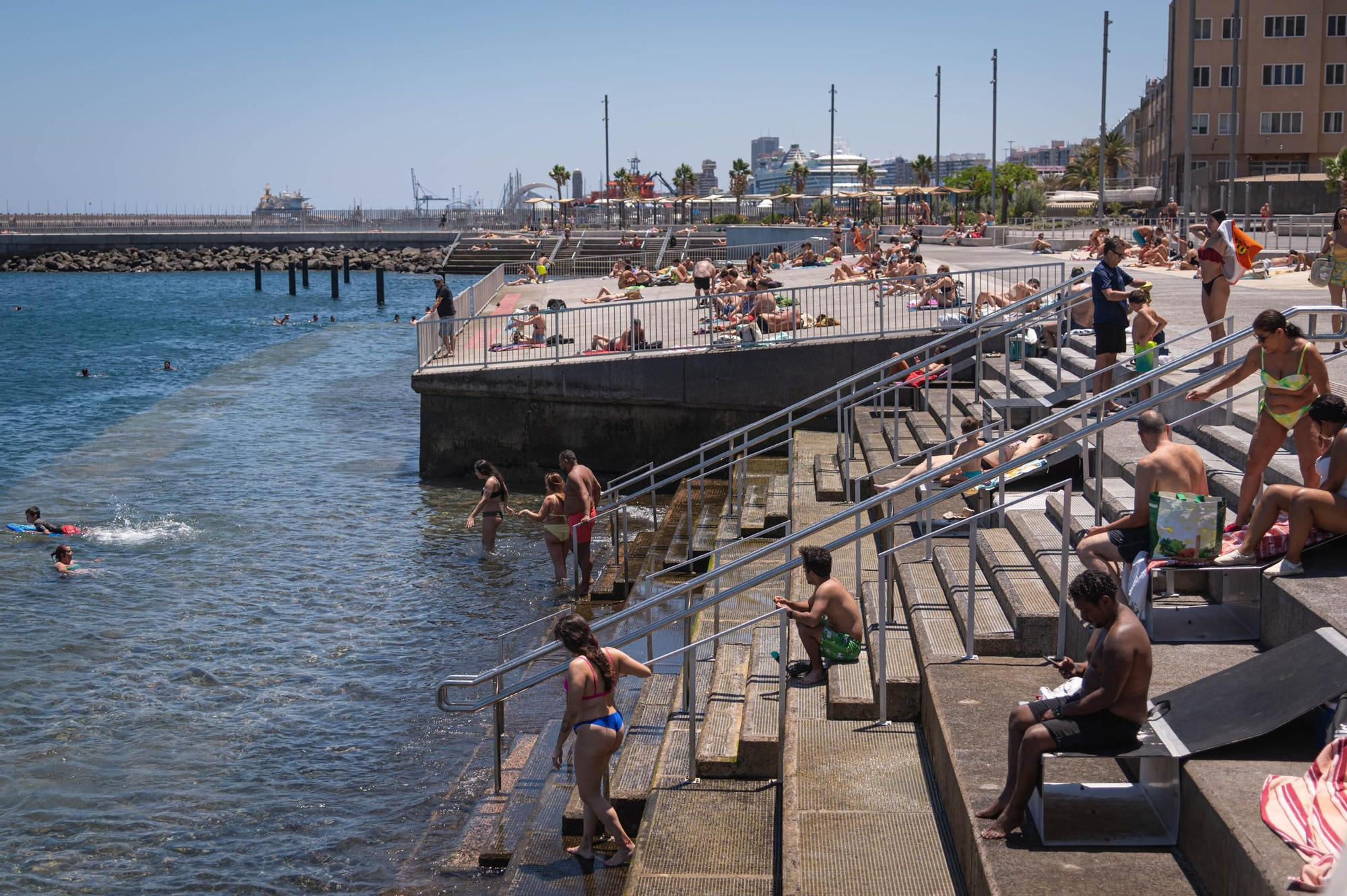 Los tinerfeños disfrutan del buen tiempo en la costa de Santa Cruz