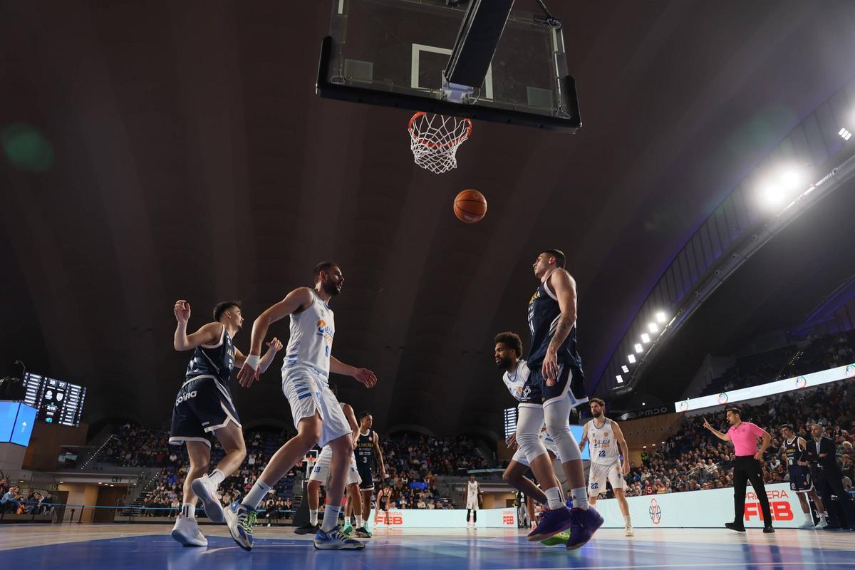Todas las imágenes de la victoria del Alimerka Oviedo Balontesto ante el Melilla (101-70) en el Palacio de los Deportes