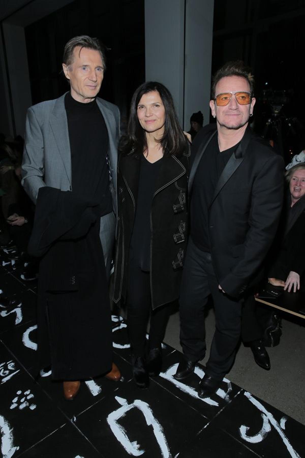 Liam Neeson, Ali Hewson y Bono en el desfile de Edun en Nueva York