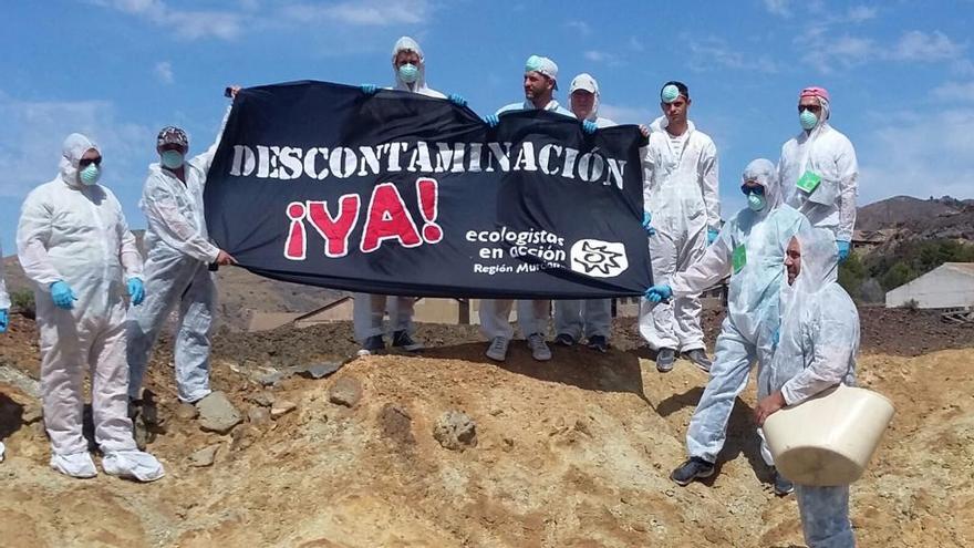 Un grupo de Ecologistas en Acción pide la descontaminación del suelo de la Sierra Minera.