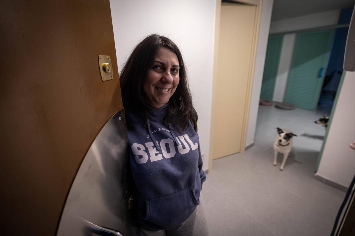 Carmen Bianchi, en el recibidor de su nuevo piso de emergencia en Barcelona