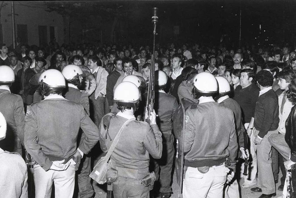 Despliegue de agentes ante trabajadores concentrados.