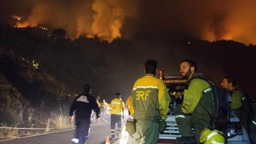 Un agente forestal muerto y 700 evacuados en un incendio en La Palma