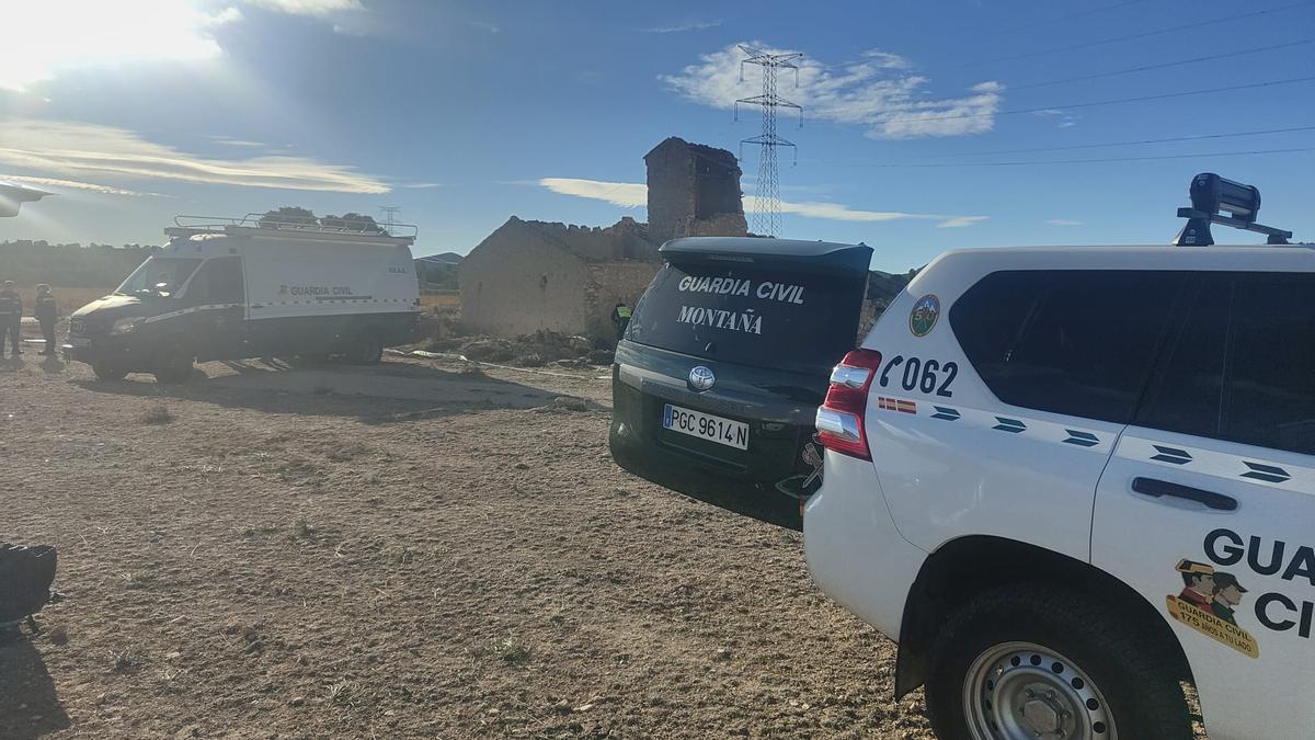 Efectivos de la Guardia Civil trabajan en la zona de Jumilla en la que ha aparecido el cuerpo.