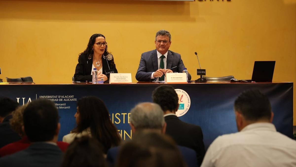 El director de INFORMACIÓN, Toni Cabot, junto con la catedrática de Derecho Mercantil de la UA, en el Congreso Internacional de Indicaciones Geográficas