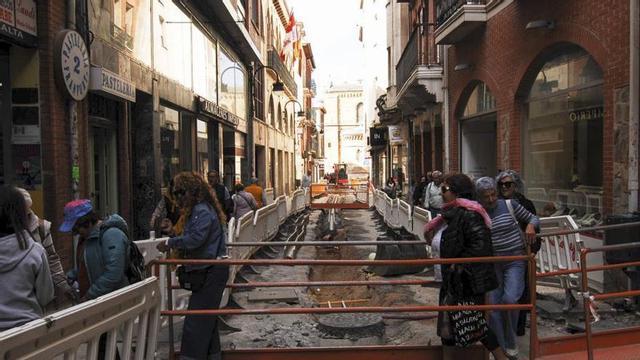 Aspecto que presentaba ayer la calle La Rúa entre Santa María y Progreso.
