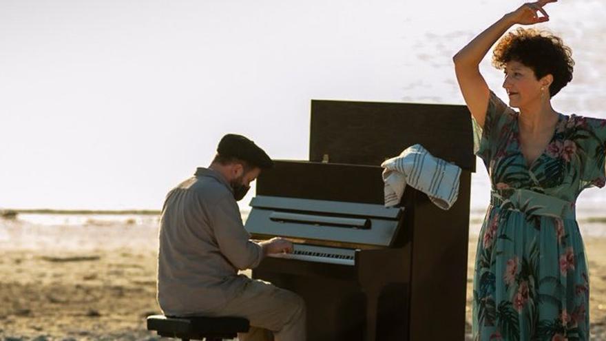 Carmen Penim, con Maurizio Polsinelli, na gravación do videoclip de ‘Aí vén o barco do mare’ .