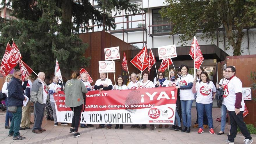 Protesta sindical durante la celebración de la Mesa General