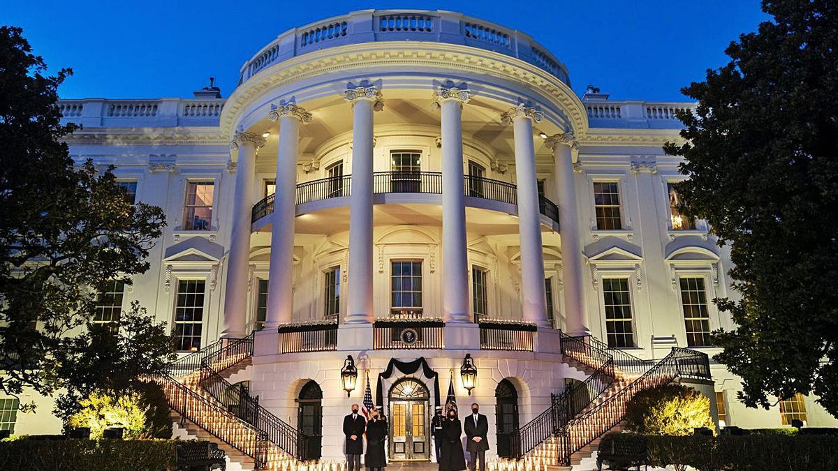  En la imagen, el presidente estadounidense, Joe Biden, la vicepresidenta Kamala Harris y sus respectivos cónyuges, en un acto de homenaje ante la fachada sur de la Casa Blanca.