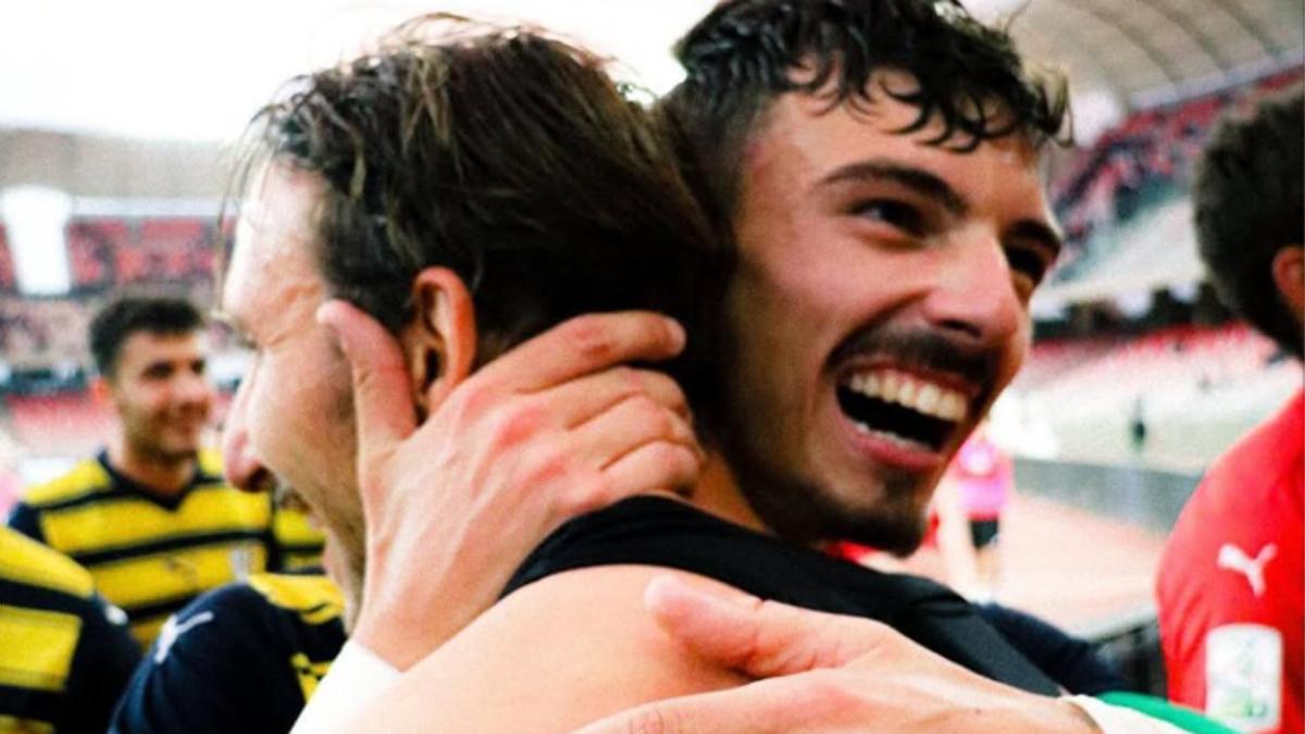 Alessandro Bellemo, celebrando el ascenso con el Como