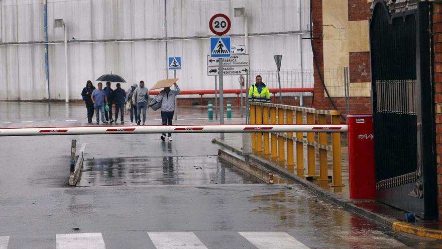 Trabajadores de ICFC a la puerta de la fábrica la semana pasada.