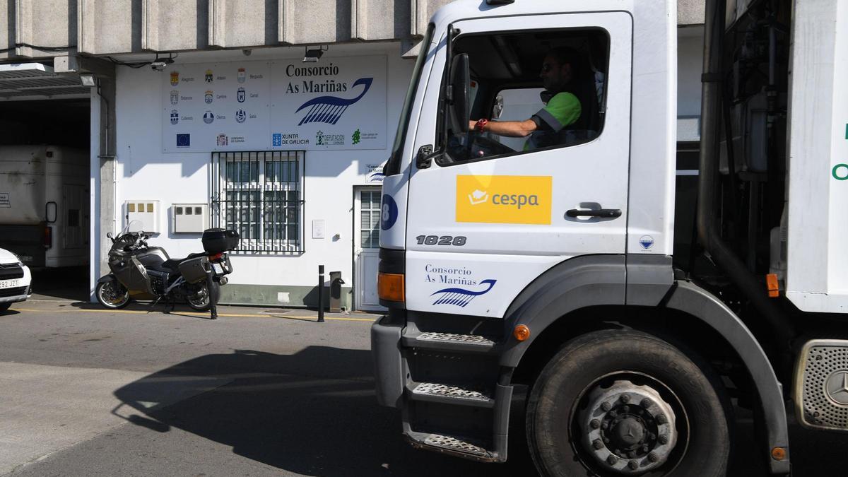 Camión de recogida de basura en la sede del Consorcio As Mariñas.