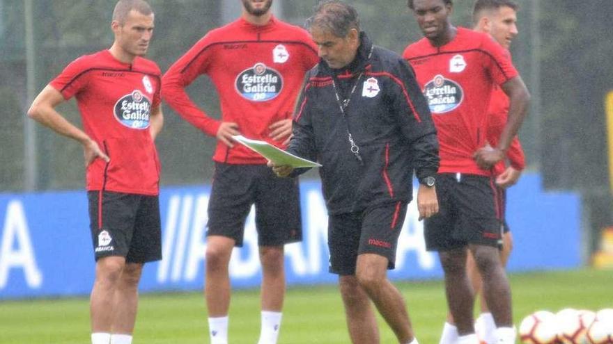 Natxo González, durante un entrenamiento en la ciudad deportiva de Abegondo.