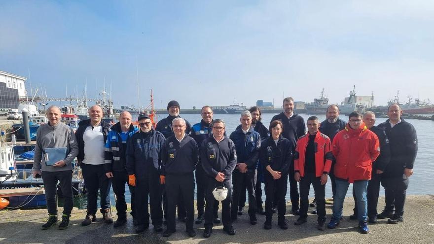 Gardacostas reforza a formación na loita contra a contaminación mariña cunha xornada en Ribeira