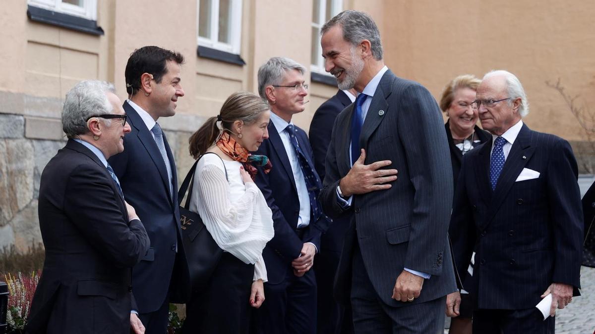 El rey Felipe VI saluda a Luis Moreno, director general del CTAG.