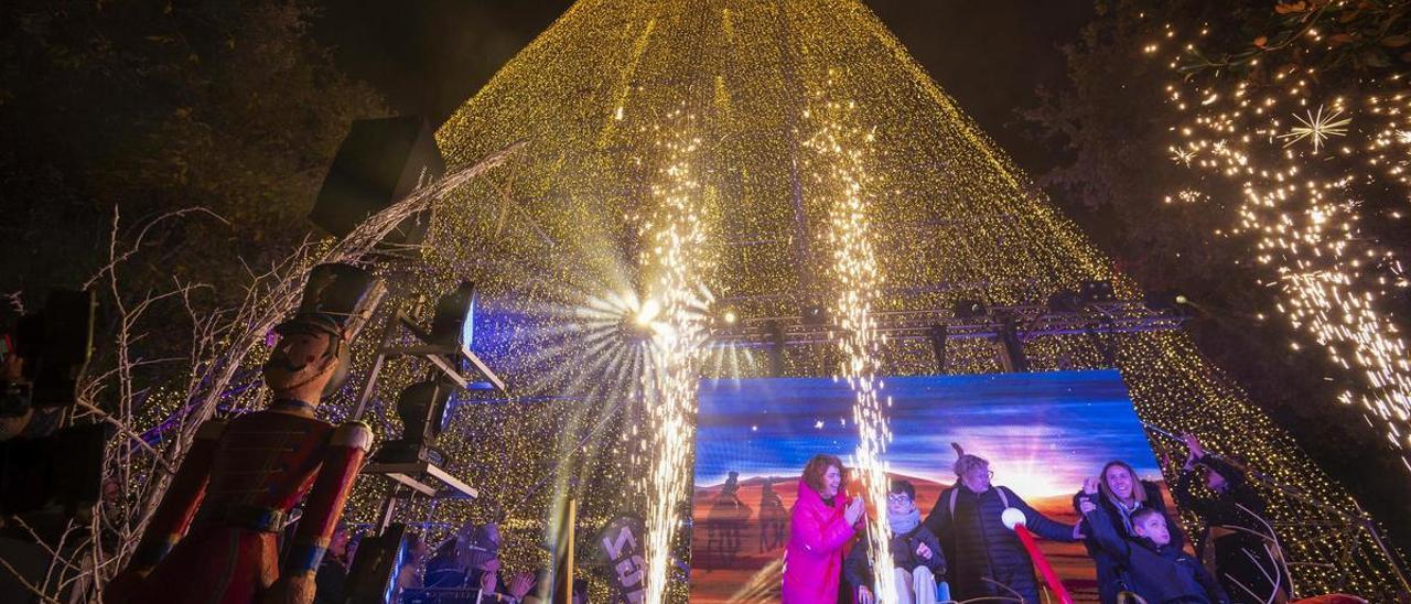 Imagen del árbol de Navidad más alto de España, instalado en la localidad cántabra de Cartes.