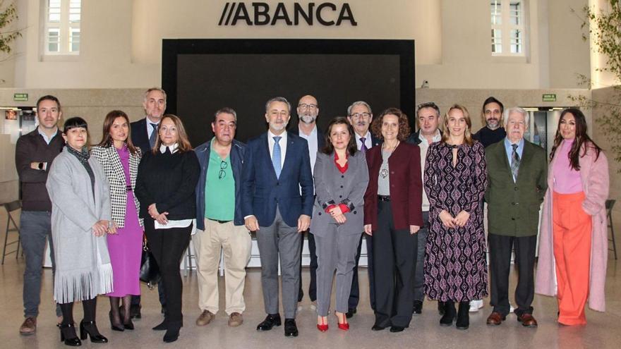 En el centro de la imagen, el director territorial de Abanca en A Coruña, Óscar Salgado, junto a los responsables de las áreas industriales y representantes de la entidad financiera. | L. O.