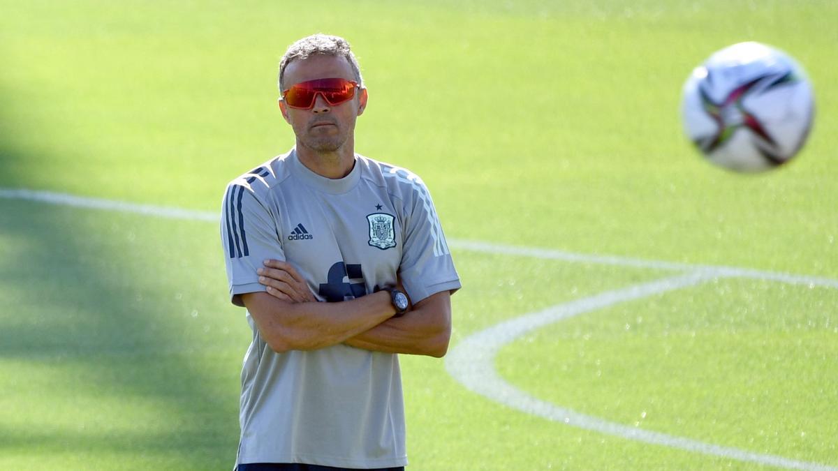 Luis Enrique observa el último entrenamiento previo al España-Georgia.