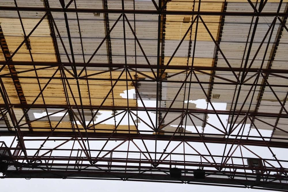 Daños en la cubierta del estadio de Riazor por el fuerte temporal de viento en A Coruña.