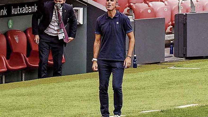 Gaizka Garitano da instrucciones en el partido ante el Mallorca.