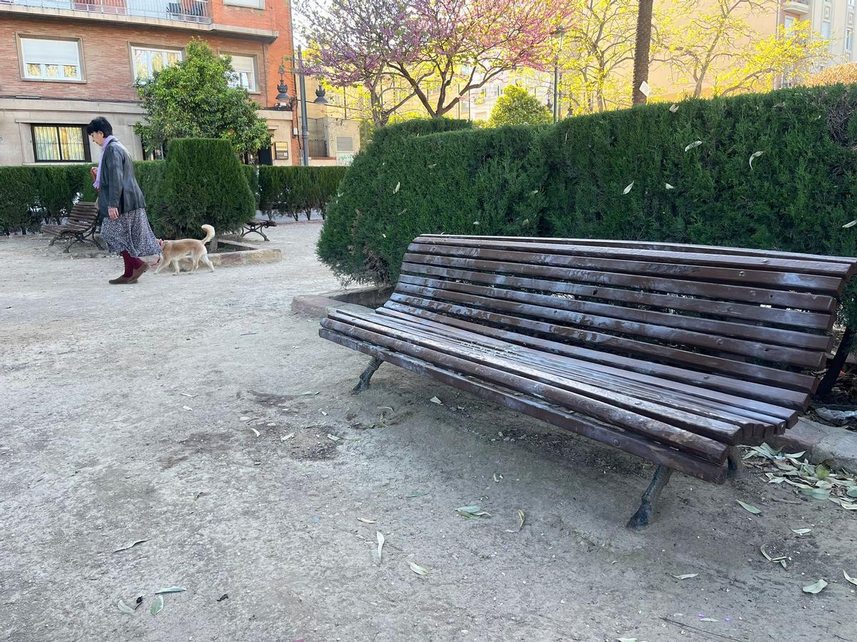 Restos de sangre en la tierra, al pie del banco en el que fallecio Kouider A. tras ser apuñalado por la espalda.