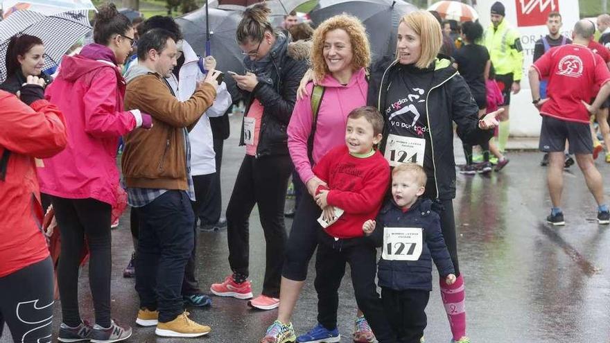 El más pequeño de la carrera, Leo Granda, junto a familiares, antes del inicio de la prueba.