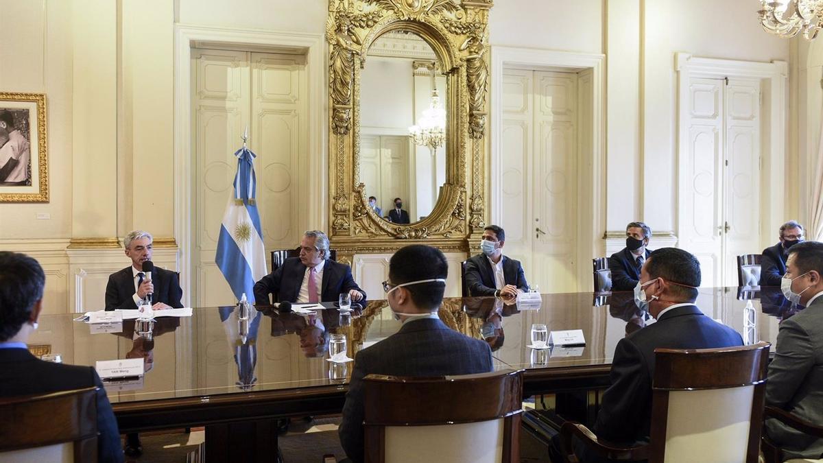 El presidente de Argentina, Alberto Fernández, junto al ministro de Transporte, Mario Meoni.