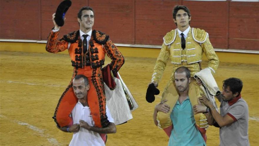 El Fandi y Castella, a hombros
