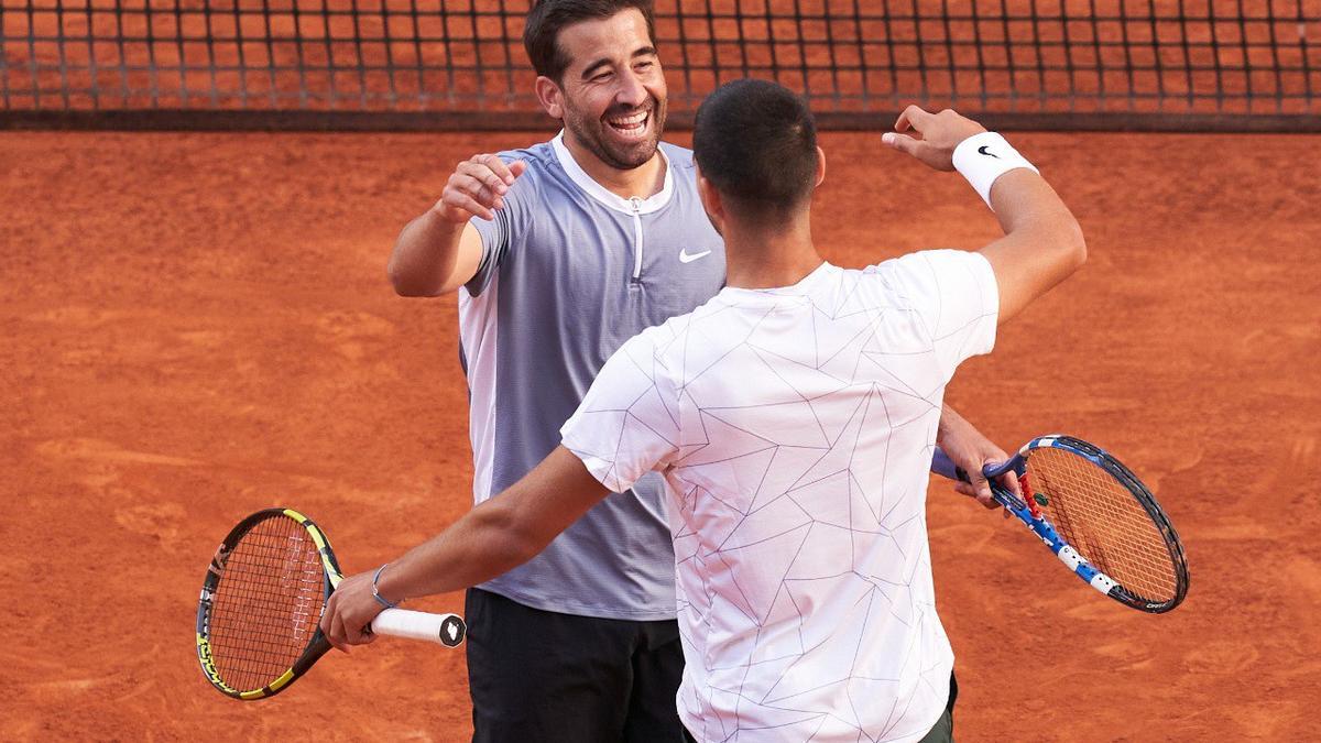 Marc López y Carlos Alcaraz se abrazan para celebrar el triunfo