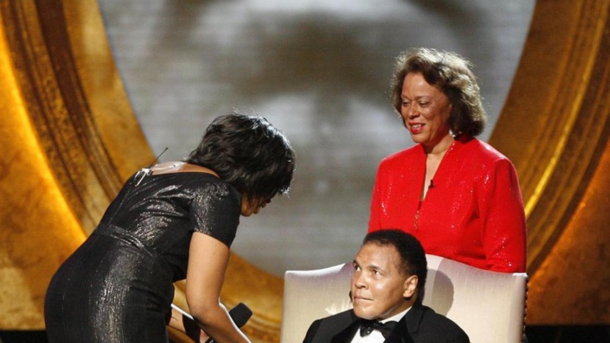 Muhammad Ali, acompañado por su esposa Yolanda Williams, recibe de Jennifer Hudson el premio President's Award en Los Angeles, en febrero del 2009