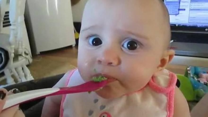 La reacción de un bebé al comer aguacate