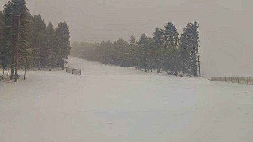 L&#039;estació d&#039;esquí de Tuixent-la Vansa, que vol reobrir, durant la nevada d&#039;aquest dimecres al vespre