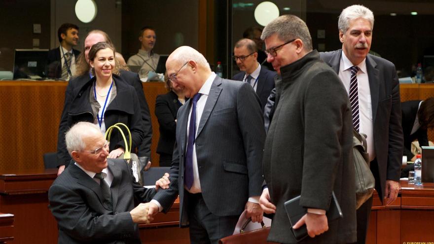 El ministre de Finances francès, Michel Sapin, encaixa la mà del seu homòleg alemany, Wolfgang Schäuble, durant la reunió de l'Ecofin del 12 de febrer del 2015 a Brussel·les